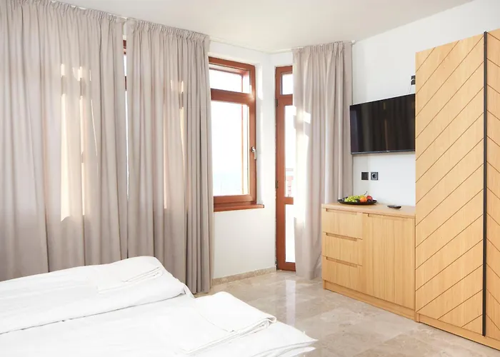 семеен ноа Νεσέμπαρ